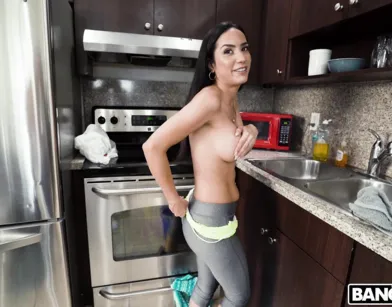 Мужик классно потрахался с новенькой уборщицей за деньги