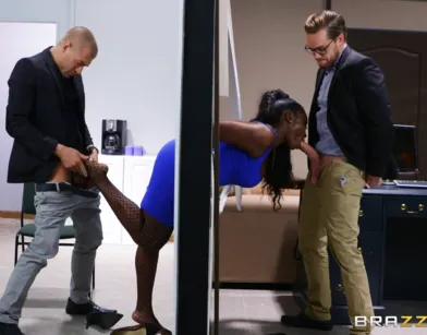 Два парня трахают негритянку с пышными формами прямо на работе