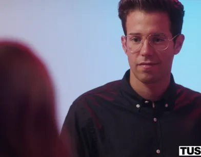 Рыжая красотка соблазнила на секс молодого бармена и дает ебать в попку