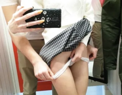 Частная запись секса в примерочной с камеры мобильного телефона