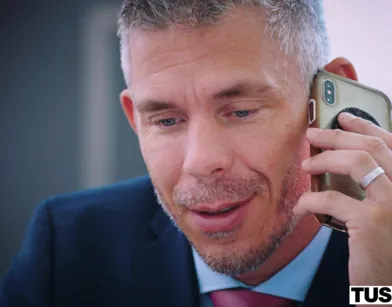 Проник в молодую попу жены растянув тугое очко игрушками из секс-шопа