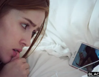 Рыжая красотка раздвигает ноги для межрасового секса с мускулистым негром на отдыхе в Греции