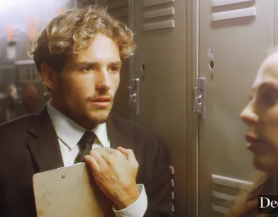 Менеджер трахает в туалете очень красивую женщину в красном белье