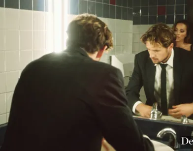 Менеджер трахает в туалете очень красивую женщину в красном белье