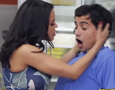 Тип хотел нарубить салатик под вечер, а выебал милфу после анулингуса