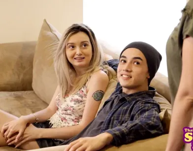 Молодчик жучит молодую соску прямо у нее дома да еще и в присутствии родителей