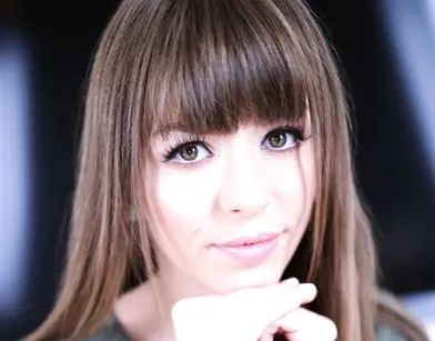 Симпаттичная девушка сосет член от первого лица с волосатым лобком в виде сердечка