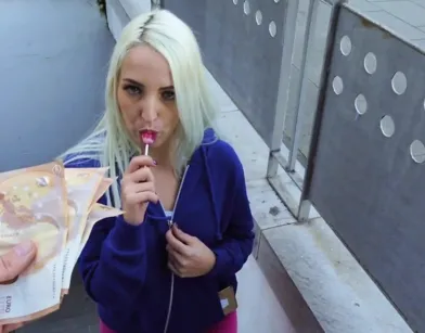 Пикапер развел блондинку с чупа-чупсом отсосать член и потрахаться