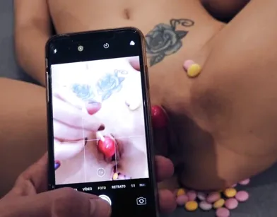 Пикапер развел блондинку с чупа-чупсом отсосать член и потрахаться