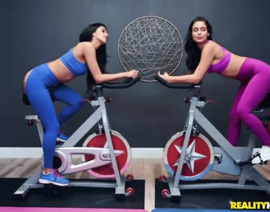 София Леоне играет с подругой во время сочного порно в спортзале