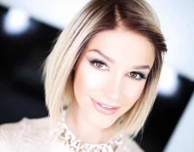 Блондинка с добрыми глазами сосет хуй и трахается как профессионалка