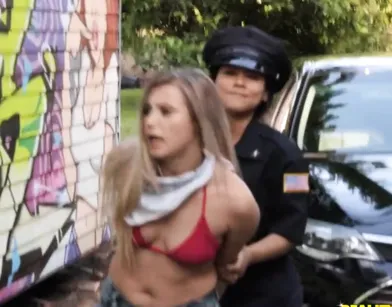 Телка сосет парню в машине копов и после побега прется с ним в киску