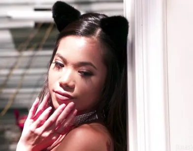 Молоденькая азиатка от души трахается с начальником зоопарка