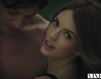 Молодая красотка в первый день отпуска трахается с красивым мужчиной своей мечты