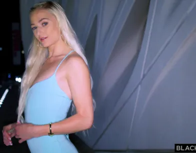 Роскошная блондинка любит воркаут и межрасовый трах