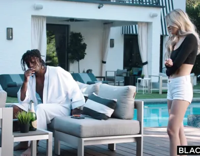 Негр на курорте жестко дерет большим членом молоденькую азиатку