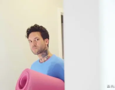 Жопастая брюнетка устала от постоянных приставаний тренеров по йоге