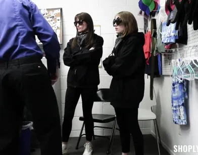 Ни ворам, ни анархистам нет места в магазине когда на страже доблестный охранник