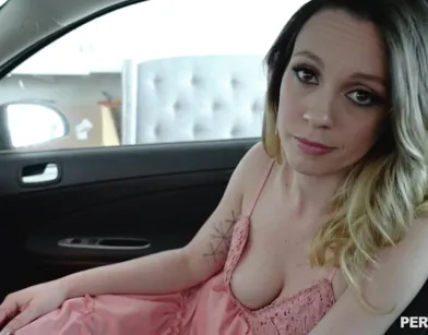 Зрелка делает падчерице и ее бойфренду экскурс в секс 80-х