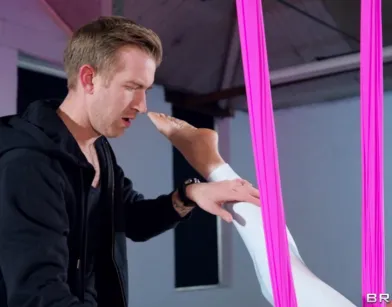 Пока девушка качает попку на фитнесе Денни Ди трахает ее попу большим членом