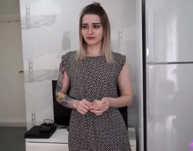 Русская девушка совмещает обязанности домработницы и услуги путаны