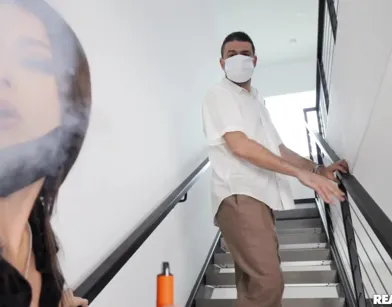 Ради заключения сделки, сексуальная риэлторша готова пойти на все!