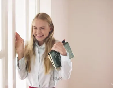 Престарелый хрен бодро тычет пипиркой в киску молодой студентки