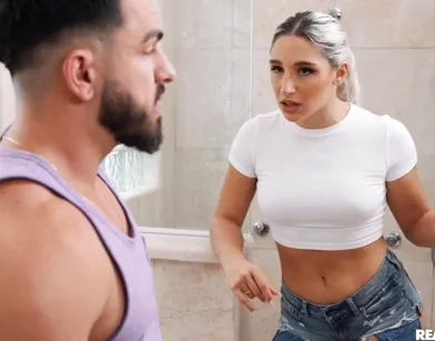 Мужик хочет секса и чтобы жесткого оттрахать фигуристую Абеллу Денджер