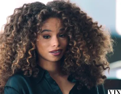 Опытный мужчина трахает очень красивую мулатку с упругой попкой