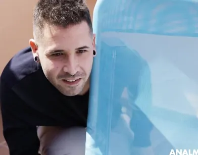 Шикарная телка энергично насаживается анусом на крепкий болт соседа