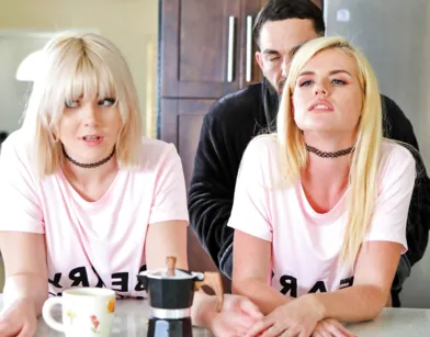 Позвала подругу в гости потому что захотелось группового секса