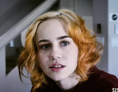 Групповой секс на диване с двумя молодыми подругами