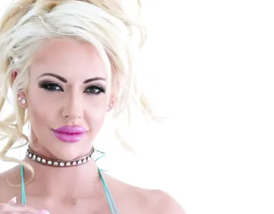 Опытная милфа-блондинка открывает свой анал только для настоящих мужчин