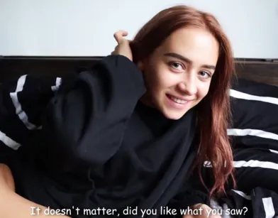 Русская сводная сестра отдыхает с парнем на удобной кровати