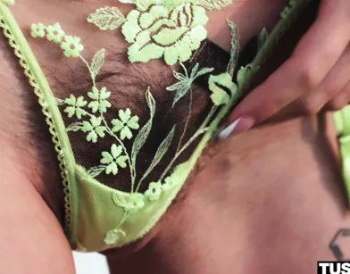 Красивая девушка принимает в попу большой член опытного дяди Мануеля Ферерры