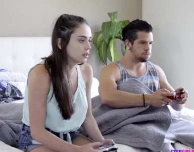 Геймеру пришлось удовлетворять сводную сестру и ее похотливую подругу