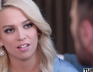 Соблазнила начальника и порадовала его своей тугой попкой