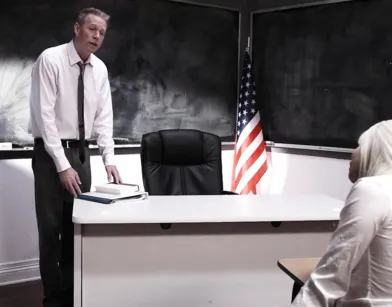 Студентка сдает зачет у пожилого профессора, заглянув к нему после занятий