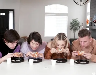 Сводные брат и сестра привели домой парочку друзей и устроили групповуху