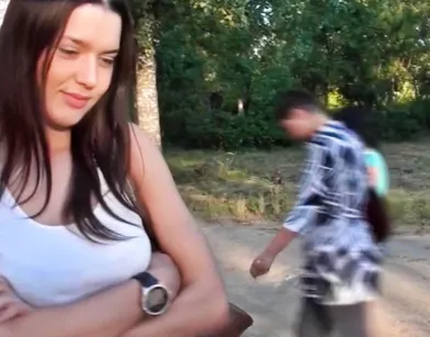 Давалка с райончика отрабатывает бабки, обслуживая двух гопников