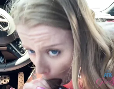 Отсосала в машине, а потом еще и ножками подрочила