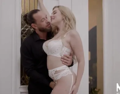 Босс трахает грудастую секретаршу после рабочего дня и не хочет отпускать к мужу