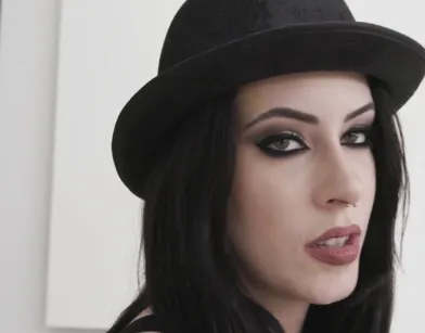 Две шлюшки работают жопами в гостях у Легалов