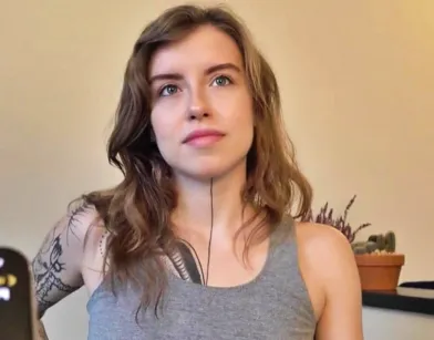 Доставщик принес пиццу и трахнул симпатичную цацу