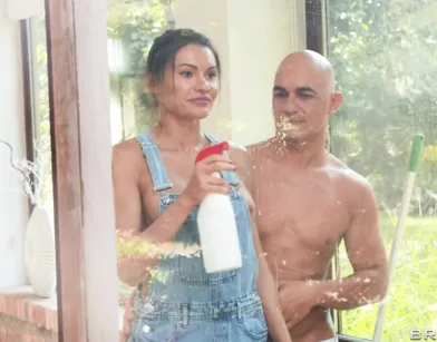 Мужик чпокает в жопу классную девушку из службы по уборке квартир