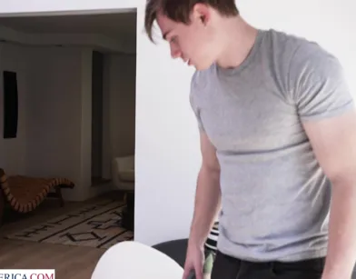 Пока сестра друга спит пьяной, пацан лезет к киске