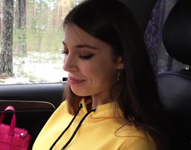 Русская девушка не боится секса с незнакомцем при том что это происходит в лесу