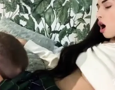 Сексуальная девушка пробует куни и вагинальный секс с кремпаем