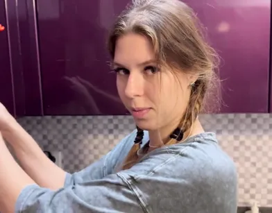 Молодая соседка не отказывается от секса и хочет спермы в ротик