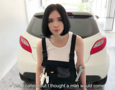 Красивая девушка-автомеханик занимается сексом со спермой на лицо